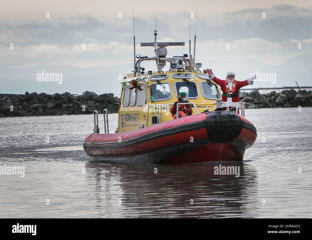 Richmond, Canada.5 décembre 2021.Un homme habillé comme le Père Noël arrive en bateau à Steveston Village Fisherman's Wharf à Richmond, Colombie-Britannique, Canada, le 5 décembre 2021.L'événement de l'arrivée du Père Noël en bateau a débuté la période des fêtes ici dimanche.Credit: Liang Sen/Xinhua/Alay Live News Banque D'Images