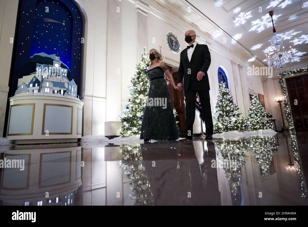 Washington, États-Unis.05e décembre 2021.Le président américain Joe Biden et la première dame Jill Biden arrivent au Cross Hall lors de la réception des honorés du Kennedy Center à la Maison Blanche à Washington, DC, le dimanche décembre.5, 2021.Le John F. Kennedy Center for the Performing Arts 44e honneur pour les réalisations artistiques de toute une vie incluent l'opératic Bass-baryton Justino Diaz, fondateur de Motown Berry Gordy, le samedi soir Live créateur Lorne Michaels, l'actrice Bette Midler, et la chanteuse-compositrice Joni Mitchell.Photo par Al Drago/UPI crédit: UPI/Alay Live News Banque D'Images