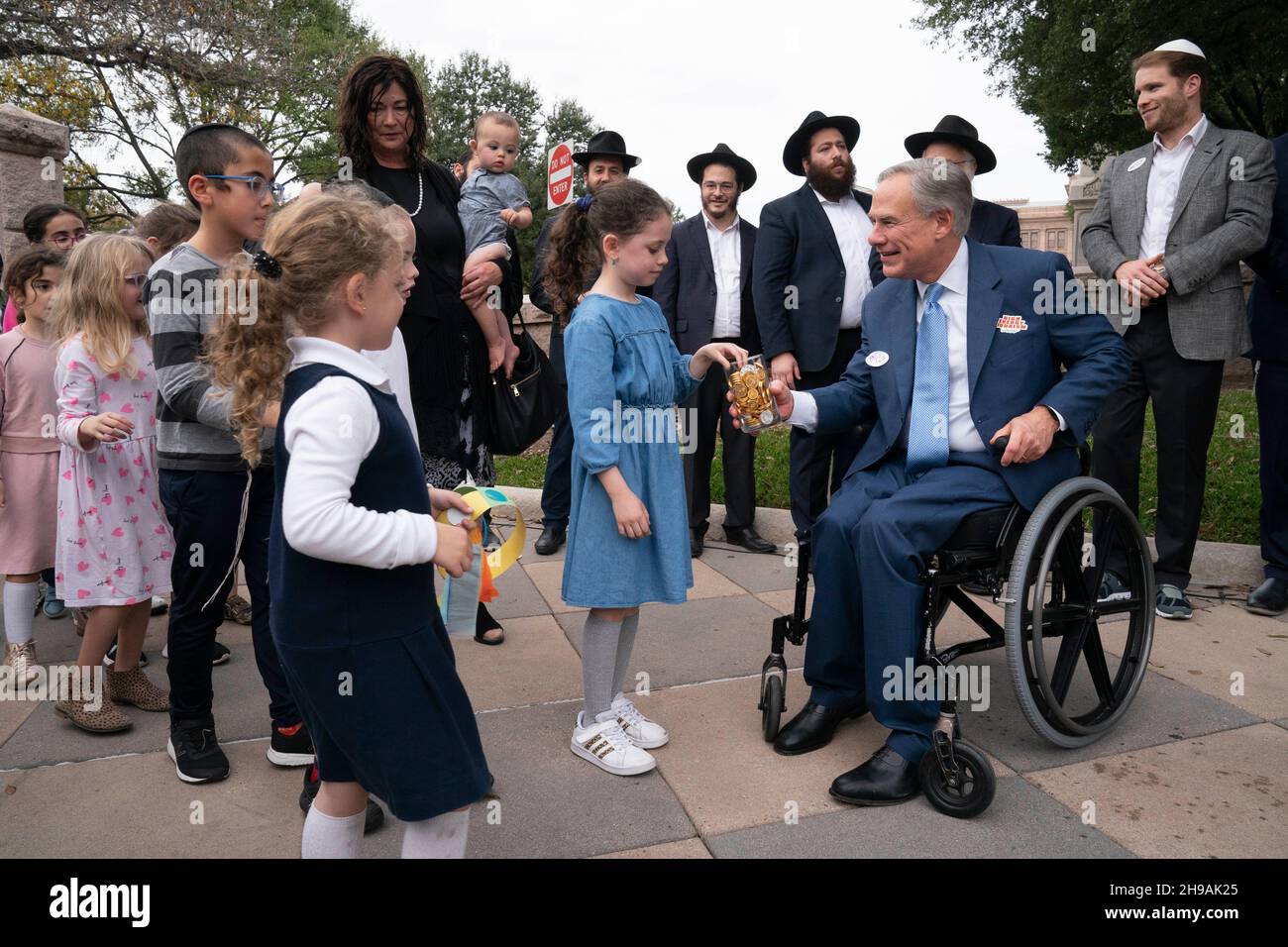 Austin Texas USA, 5 décembre 2021 : le gouverneur du Texas GREG ABBOTT accueille des écoliers juifs à la cérémonie d'éclairage du capitole de l'État du Texas, le huitième soir de Hanoukkah, ainsi que plusieurs chefs juifs de la région d'Austin.Crédit : Bob Daemmrich/Alay Live News Banque D'Images