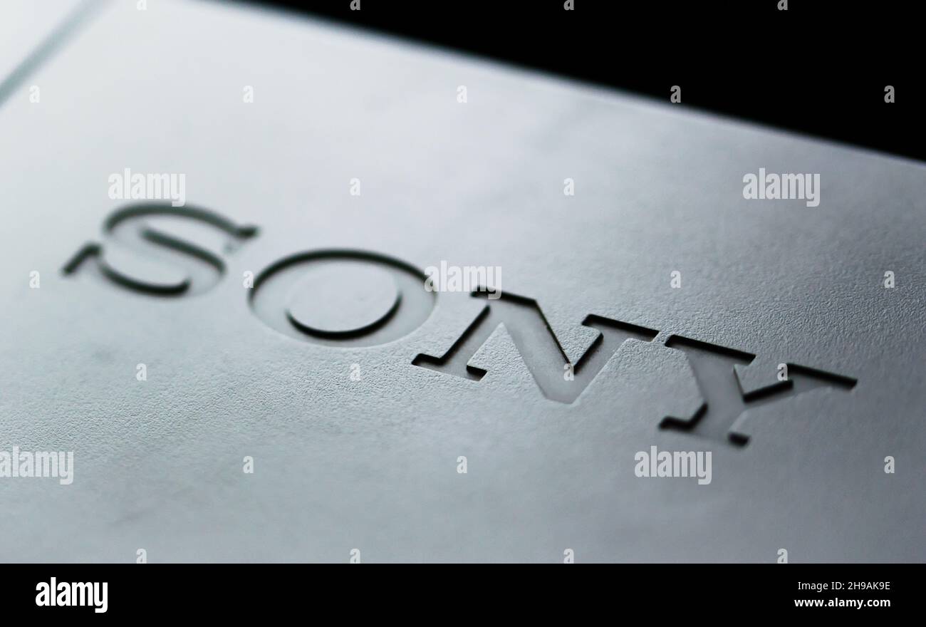 Logo de la marque Sony Corporation gravé dans le boîtier en plastique d'un équipement audio. Banque D'Images