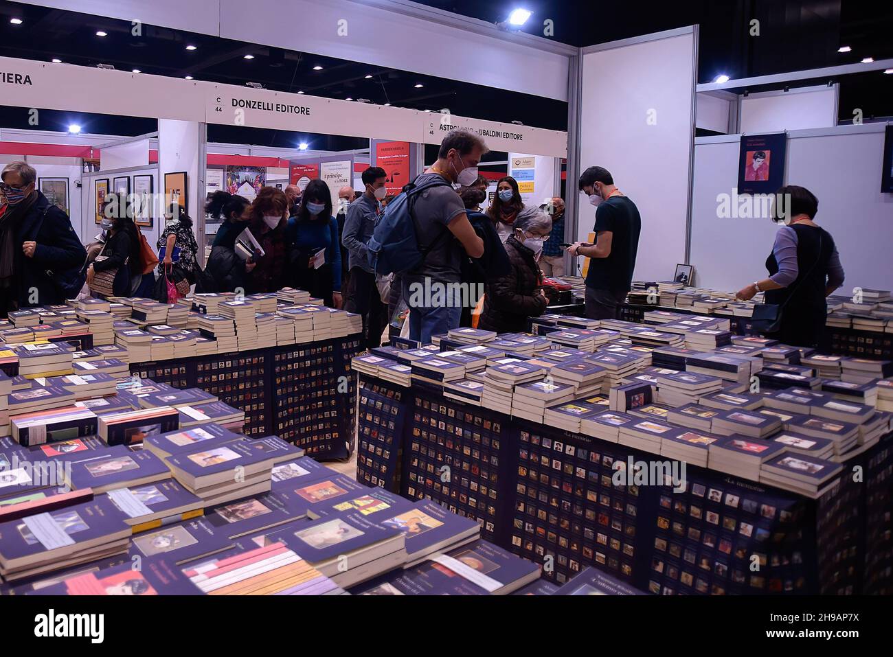 Rome, Italie.05e décembre 2021.Les visiteurs observent les livres présents dans l'un des stands de la Foire nationale des petites et moyennes éditions 'Più Libri Più Liberi'.'Più Libri Più Liberi' est la première foire italienne entièrement dédiée à l'édition où chaque année environ 500 éditeurs, venant de toute l'Italie,présenter leurs nouvelles et leur catalogue au public.Crédit : SOPA Images Limited/Alamy Live News Banque D'Images