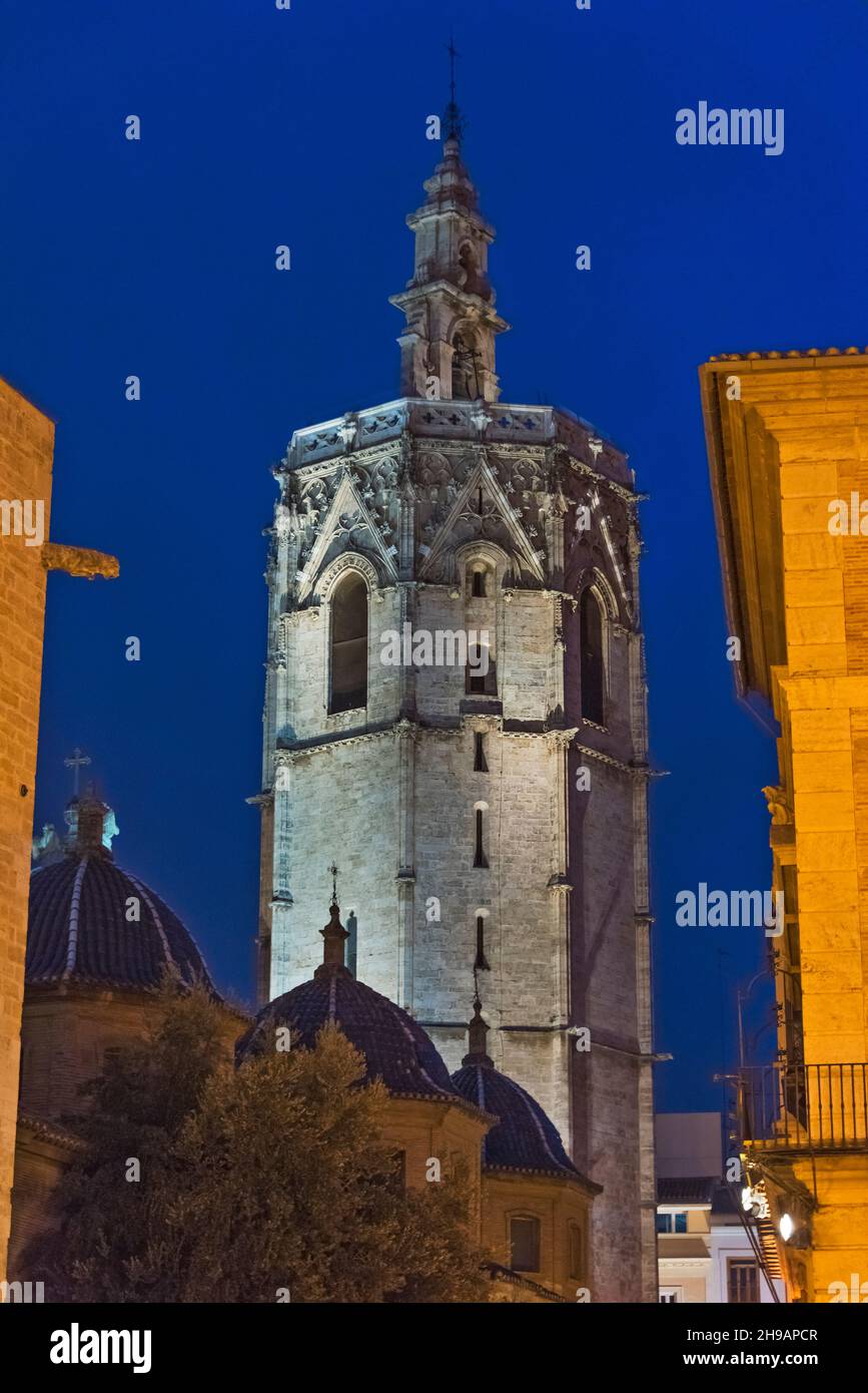 Vue de nuit de la tour Bell de la cathédrale de Valence, Valence, Espagne Banque D'Images