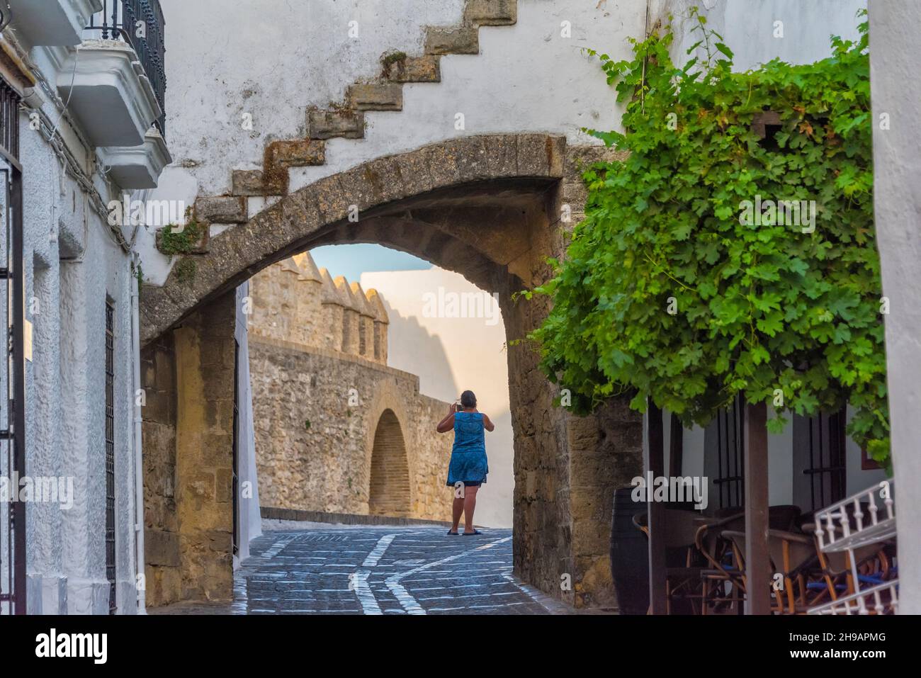 Touristes marchant sur la rue pavée par le mur de la ville, Vejer de la Frontera, province de Cadix, Communauté autonome d'Andalousie, Espagne Banque D'Images