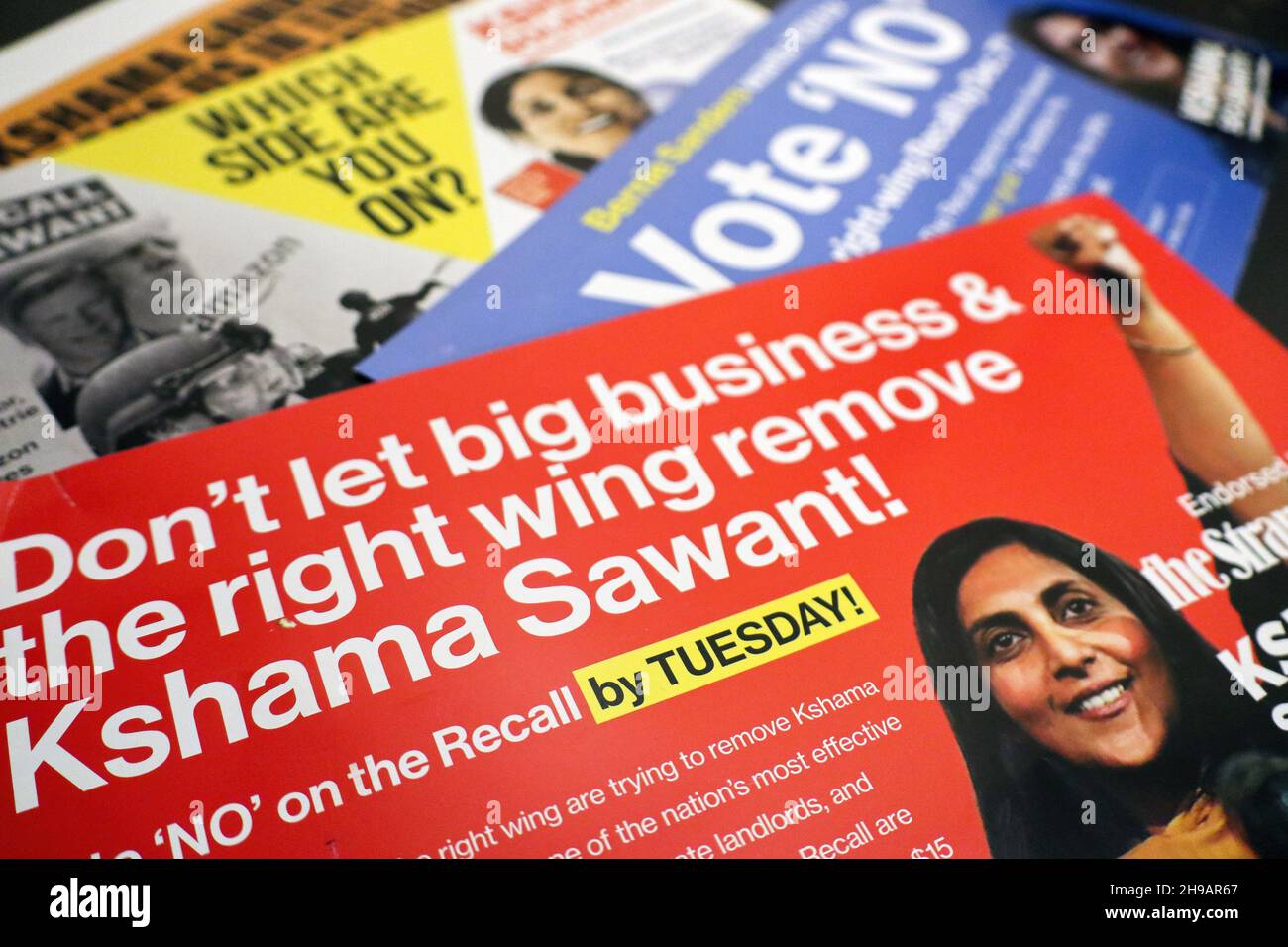 Seattle, États-Unis.05e décembre 2021.Une pile de documents de campagne de Kshama Sawant est présentée.M. Sawant, membre du Conseil municipal de Seattle, doit faire face à une élection de rappel le mardi 7 décembre.Les partisans de Recall accusent Sawant, un membre du parti socialiste alternatif trotskiste, d'utiliser abusant des ressources de la ville, entre autres accusations.Crédit : SOPA Images Limited/Alamy Live News Banque D'Images