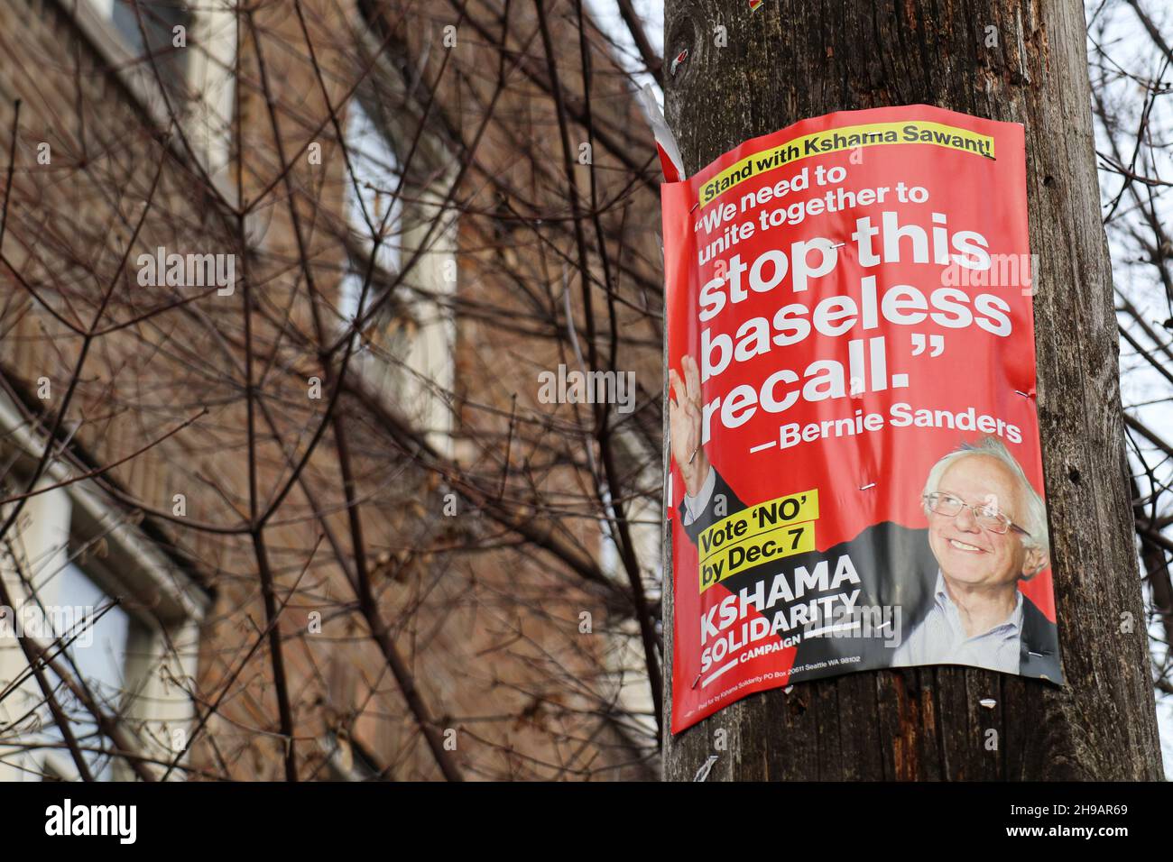 Seattle, États-Unis.05e décembre 2021.Un panneau de campagne s'opposant au rappel de Kshama Sawant vu sur un poteau lumineux dans le quartier de Capitol Hill à Seattle montre l'image et l'appui du sénateur américain Bernie Sanders.M. Sawant, membre du Conseil municipal de Seattle, doit faire face à une élection de rappel le mardi 7 décembre.Les partisans de Recall accusent Sawant, un membre du parti socialiste alternatif trotskiste, d'utiliser abusant des ressources de la ville, entre autres accusations.Crédit : SOPA Images Limited/Alamy Live News Banque D'Images