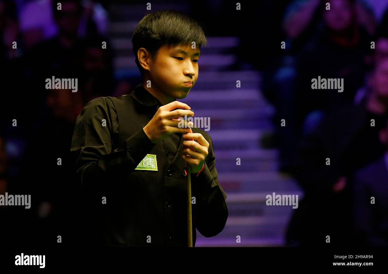 York, Angleterre, 05/12/2021, 6 décembre 2021 (Xinhua) -- Zhao Xintong, de Chine, réagit lors du match final contre Luca Brecel, de Belgique, au championnat britannique Snooker 2021 à York, en Grande-Bretagne, le 5 décembre 2021.Zhao a battu Brecel 10-5 et a revendiqué le titre.(Photo de Craig Brough/Xinhua) Banque D'Images