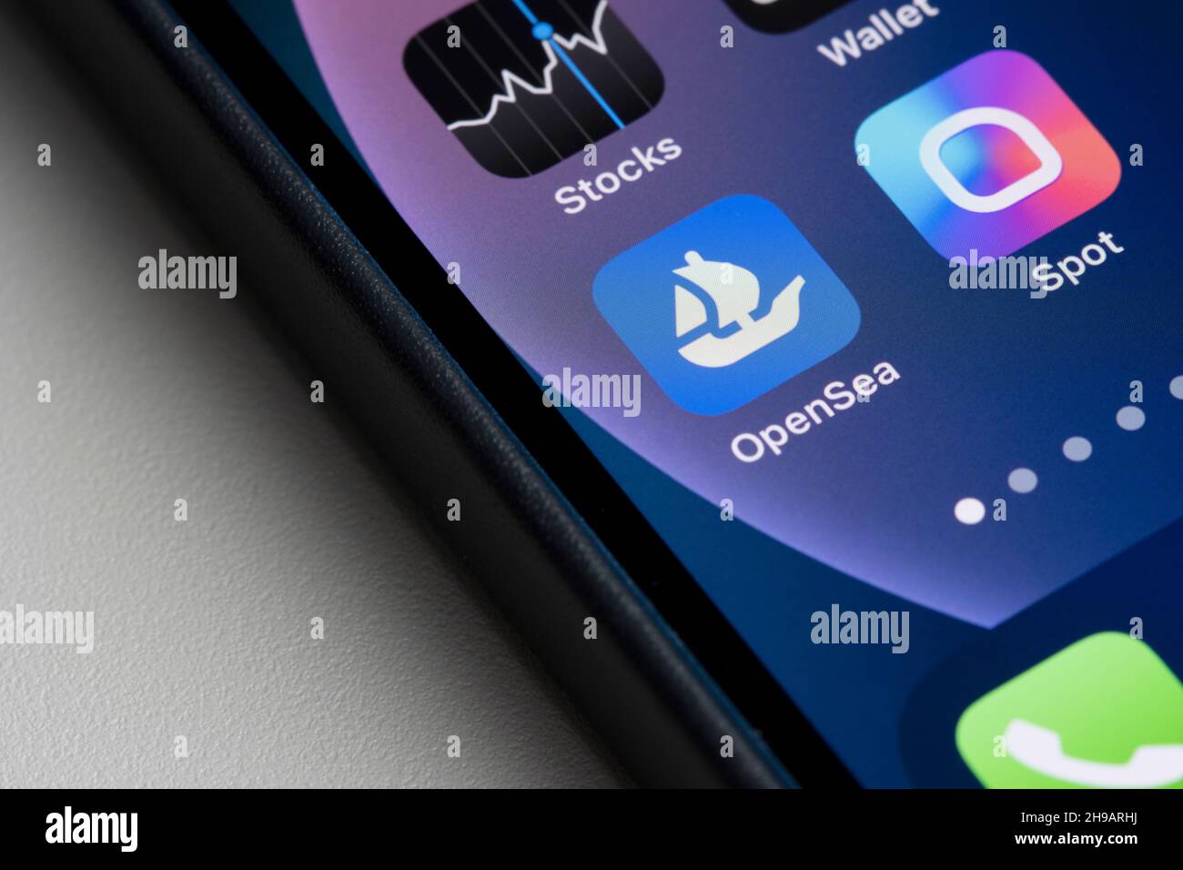 Les icônes de l'application OpenSea NFT Marketplace et de l'application Spot Bitcoin et NFT Wallet sont visibles sur un iPhone le 30 novembre 2021. Banque D'Images