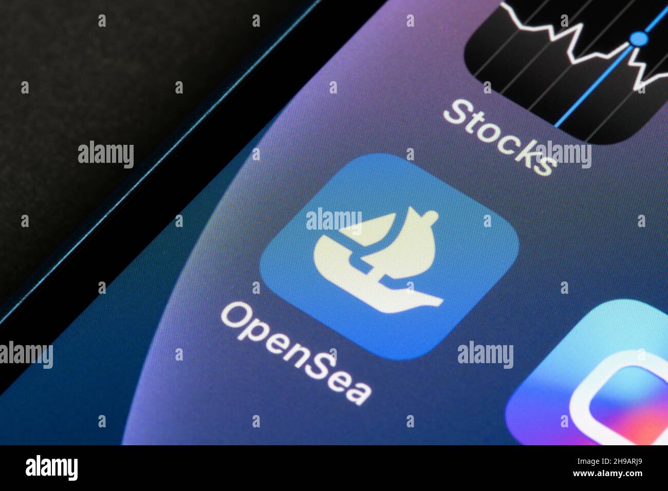 Gros plan de l'icône de l'application OpenSea NFT Marketplace affichée sur un iPhone.OpenSea est un marché peer-to-peer pour les NFT, les articles numériques rares et... Banque D'Images