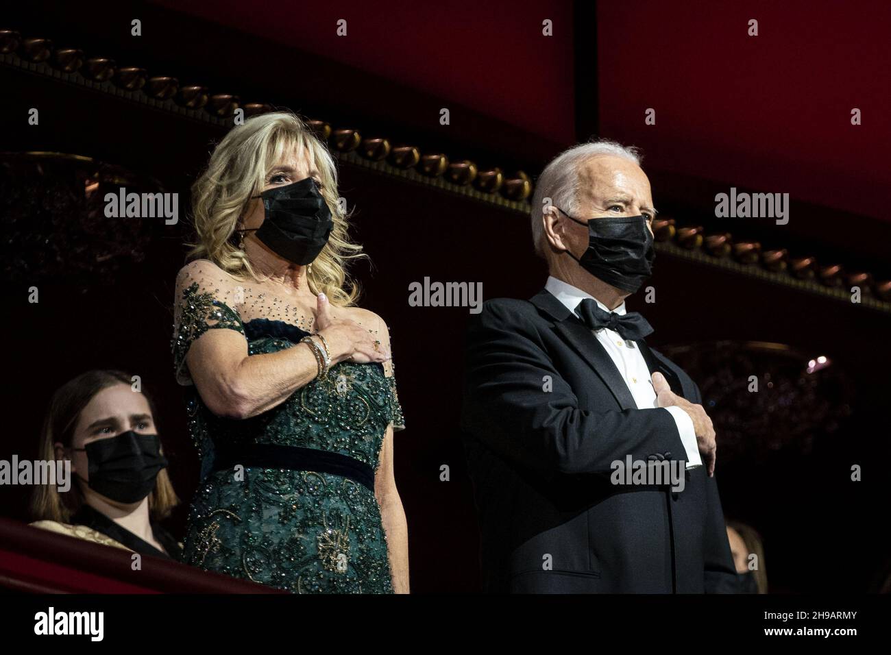 Washington, États-Unis.05e décembre 2021.Le président américain Joe Biden et la première dame des États-Unis Jill Biden, se tiennent pour l'hymne national lors du 44e Kennedy Center Honors au John F. Kennedy Center à Washington, DC, le dimanche, décembre.5, 2021.Le John F. Kennedy Center for the Performing Arts 44e honneur pour les réalisations artistiques de toute une vie incluent l'opératic Bass-baryton Justino Diaz, fondateur de Motown Berry Gordy, le samedi soir Live créateur Lorne Michaels, l'actrice Bette Midler, et la chanteuse-compositrice Joni Mitchell.Photo par Al Drago/UPI crédit: UPI/Alay Live News Banque D'Images