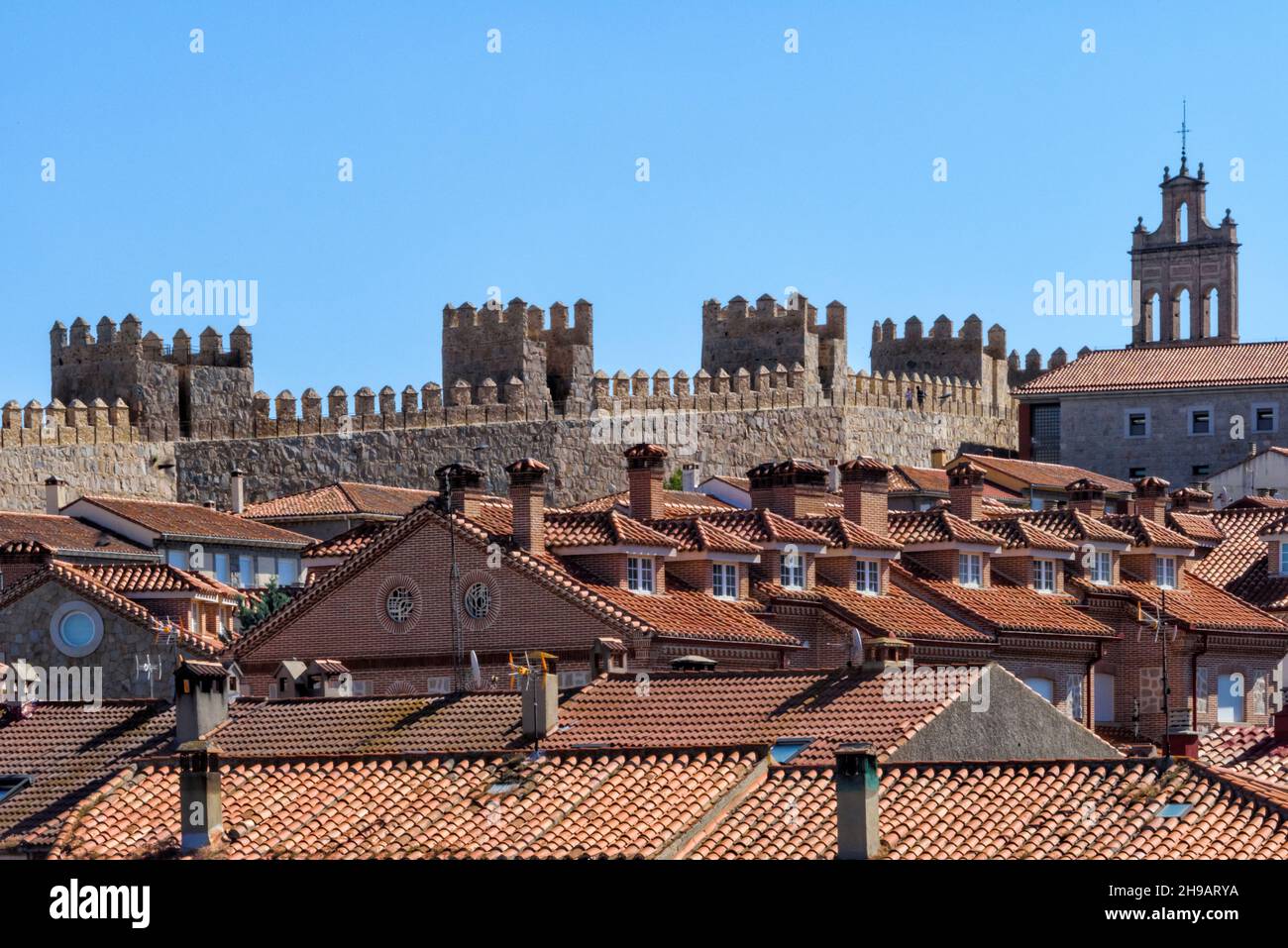 Vieilles maisons au toit rouge dans les remparts médiévaux d'Avila (site classé au patrimoine mondial de l'UNESCO), province d'Avila, communauté autonome de Castille et de Leon, Banque D'Images