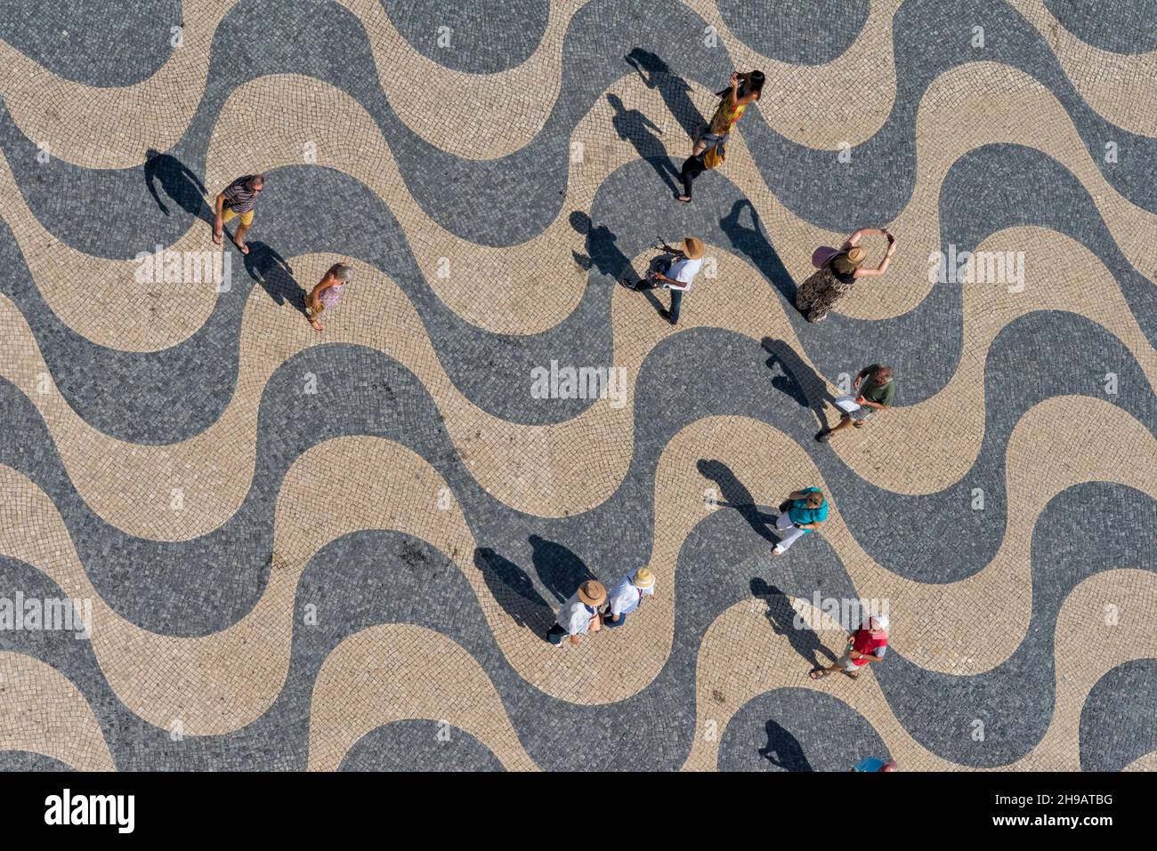 Motifs géométriques de la rose de la boussole créée de calcaire beige, noir et rouge sur la place du Monument aux découvertes, Lisbonne, Portugal Banque D'Images