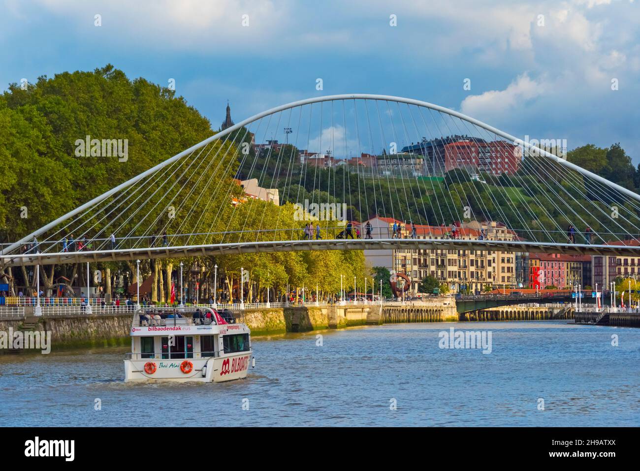 Pont Zubizuri (pont Campo Vlantin ou Puente del Campo Vlantin, passerelle à voûte plantaire à travers la rivière Nervion conçue par l'architecte Santiago Cala Banque D'Images