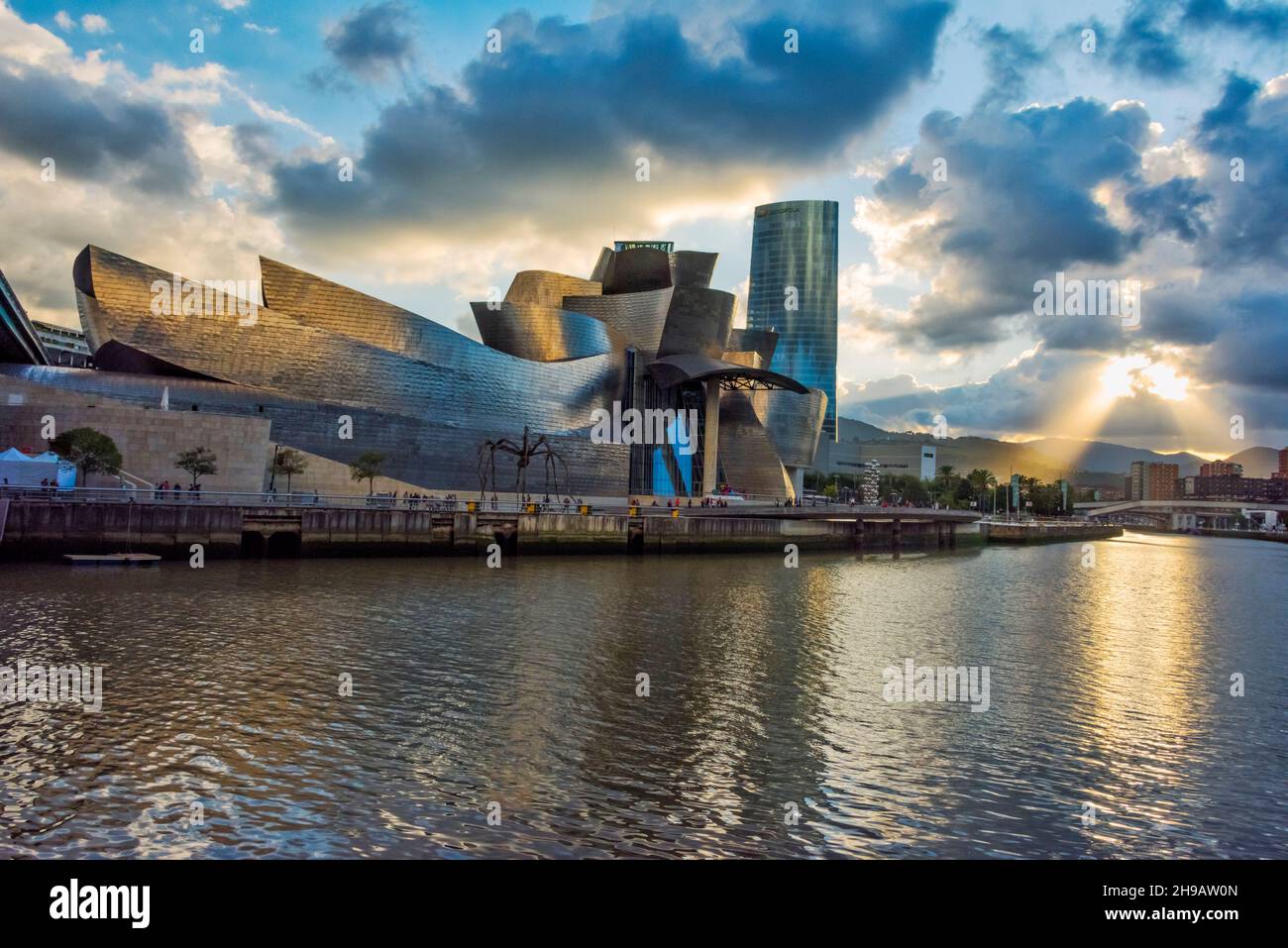 Musée Guggenheim de Bilbao et haute élévation par le fleuve Nervion, Bilbao, province de Gascogne, Communauté autonome du comté Basque, Espagne Banque D'Images