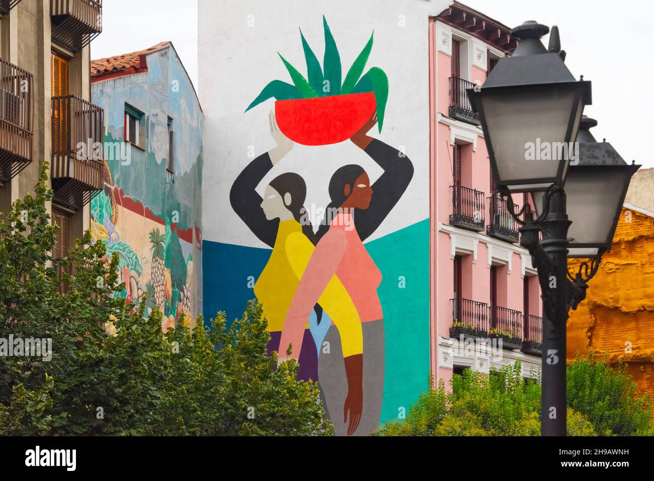Bâtiment avec une énorme murale, Madrid, Espagne Banque D'Images