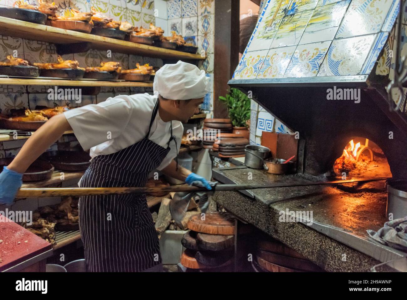 Cochon de lait rôti à la Casa Botin, fondée en 1725, le plus ancien restaurant du monde selon le Livre Guinness des records, Madrid, Espagne Banque D'Images