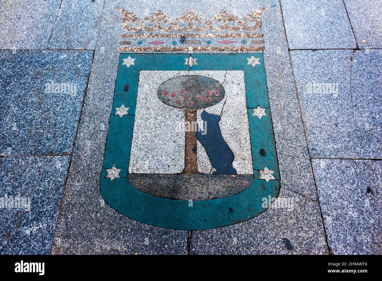 Dessin de l'ours et de l'arbre de la fraise (représentant les armoiries de Madrid) sur le terrain à Puerta del sol, Madrid, Espagne Banque D'Images