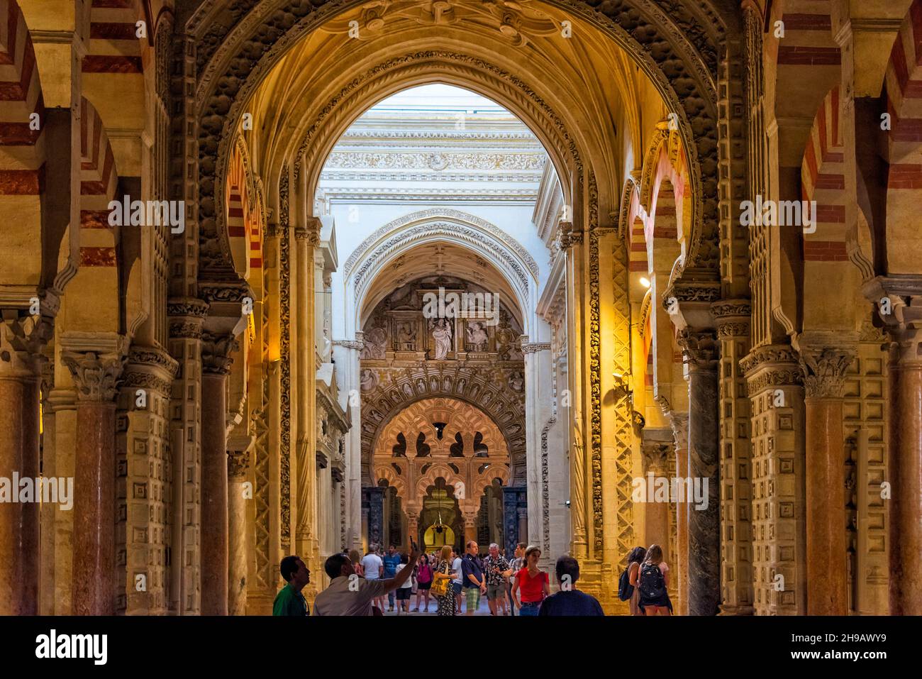 Touristes à l'intérieur de la cathédrale de Mezquita (Mosquée-Cathédrale ou Grande Mosquée de Cordoue), Cordoue, province de Cordoue, Communauté autonome d'Andalousie, Espagne Banque D'Images