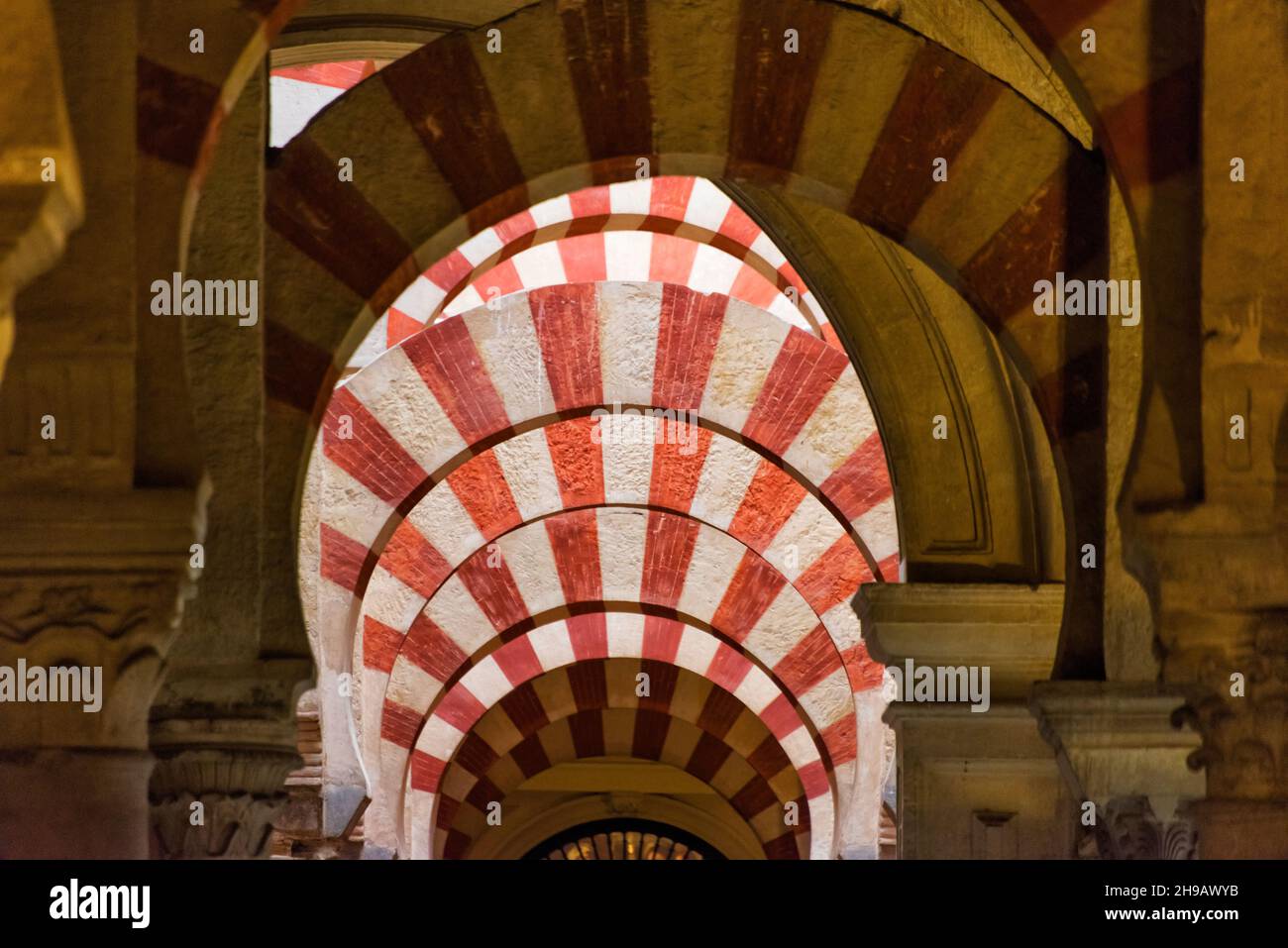 Salle de prière avec arches à deux niveaux à la cathédrale de Mezquita (mosquée-cathédrale ou grande mosquée de Cordoue), Cordoue, province de Cordoue, Espagne Banque D'Images