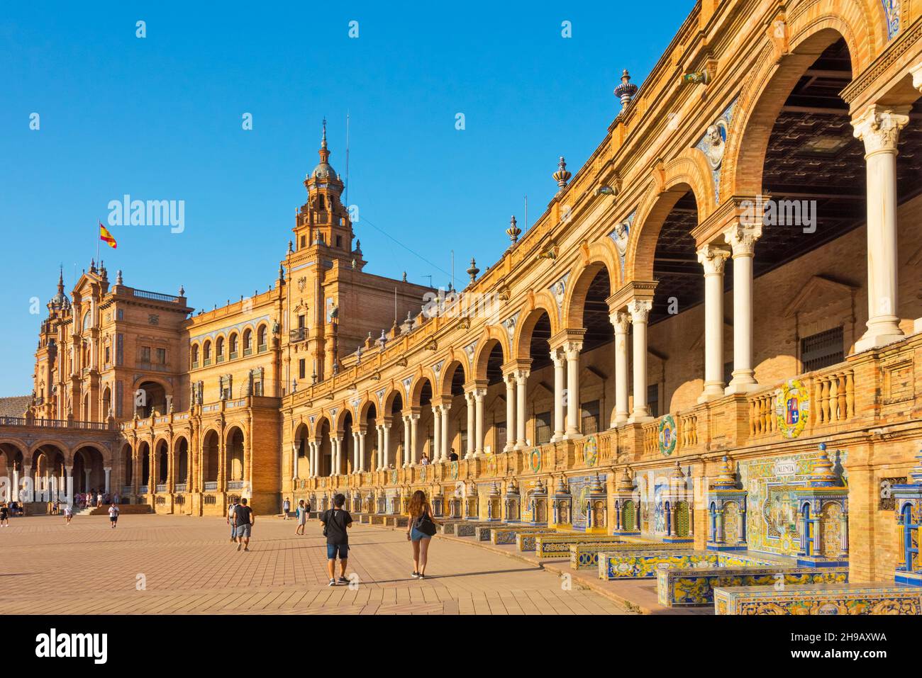 Alcôve carrelée représentant chacune une autre province d'Espagne le long des murs de la Plaza de Espana, Séville, province de Séville, Andalousie Commu autonome Banque D'Images