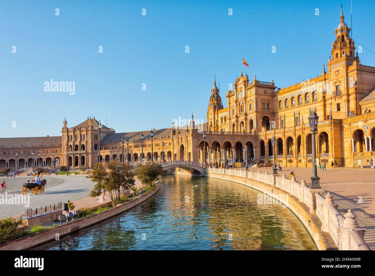 Bâtiments et douves sur la Plaza de Espana, Séville, province de Séville, Communauté autonome d'Andalousie, Espagne Banque D'Images
