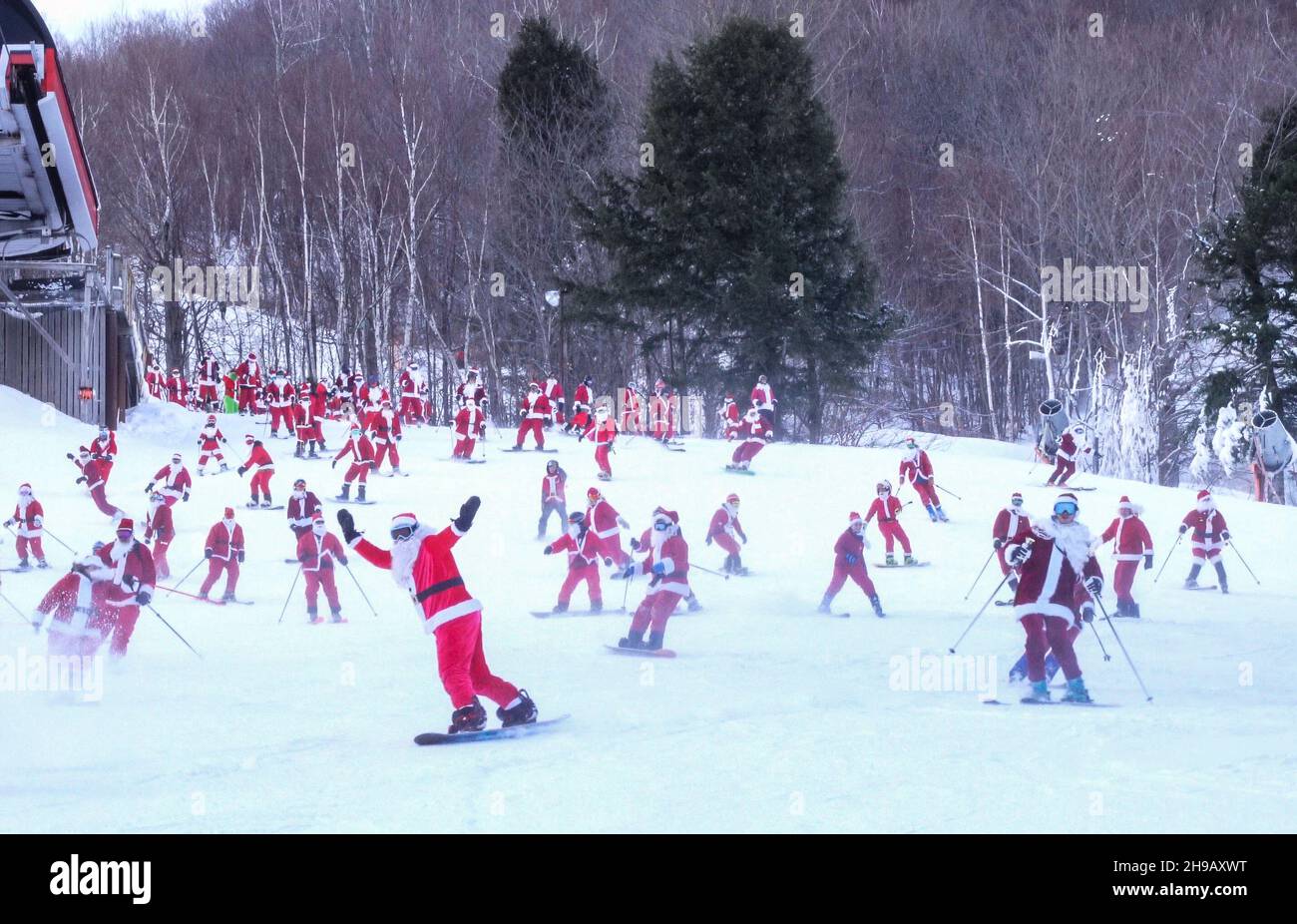 Bethel, Maine, Etats-Unis: 5 décembre 2021, les skieurs vêtus du Père Noël participent à l'association Santa Sunday à la station de ski Sunday River.Credit: Keiko Hiromi/AFLO/Alay Live News Banque D'Images