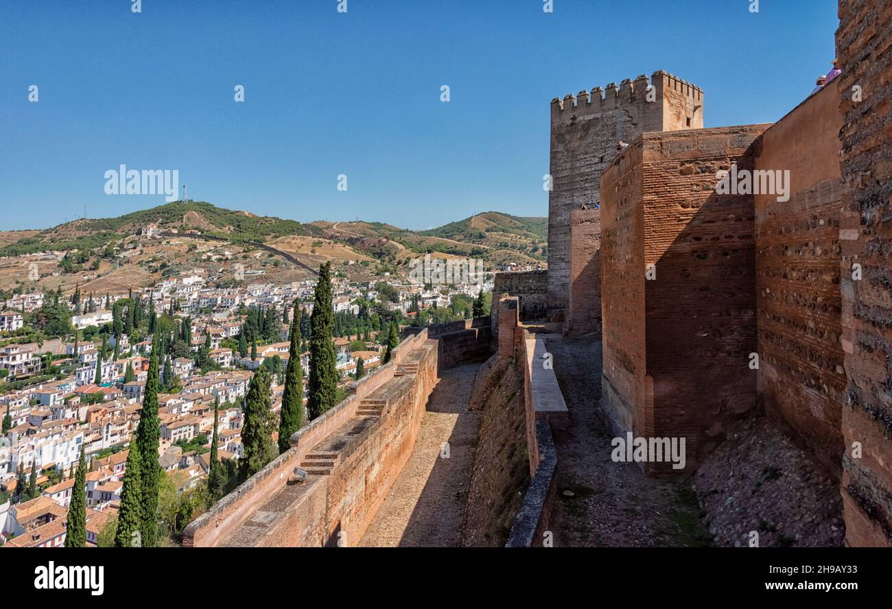 Vue sur le paysage urbain de Grenade depuis l'Alcazaba, les tours de la forteresse et les murs extérieurs de l'Alhambra, Grenade, province de Grenade, Communauté autonome d'Andalousie, S Banque D'Images