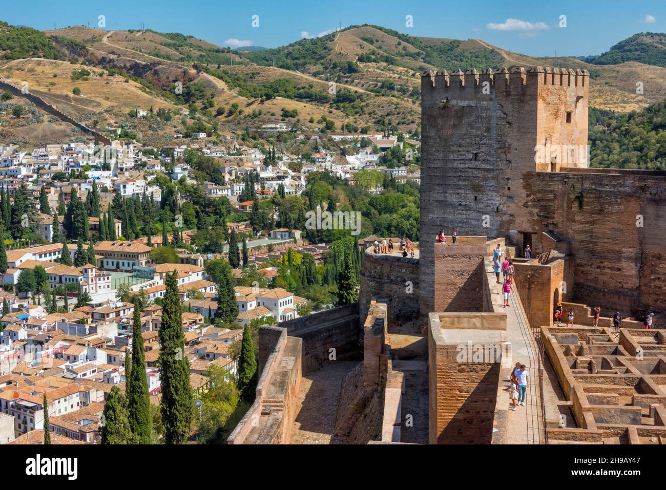 L'Alcazaba, tours de forteresse et murs extérieurs de l'Alhambra, surplombant le paysage urbain de Grenade, province de Grenade, Communauté autonome d'Andalousie, Espagne Banque D'Images