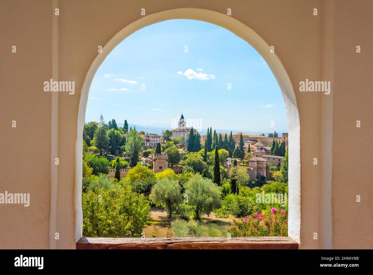 Vue sur l'Alhambra depuis la fenêtre de l'arche du Palacio de Generalife, Grenade, province de Grenade, Communauté autonome d'Andalousie, Espagne Banque D'Images