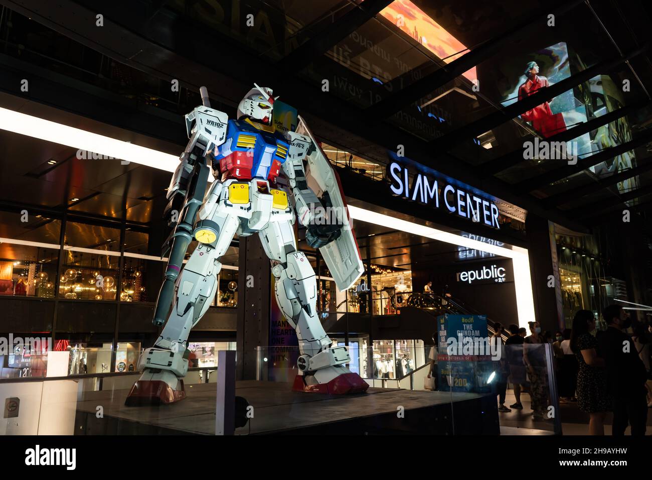 Bangkok, Thaïlande -28 novembre 2021: Mobile suit Gundam RX-78-2 de l'animation japonaise en face de Siam Centre. Banque D'Images