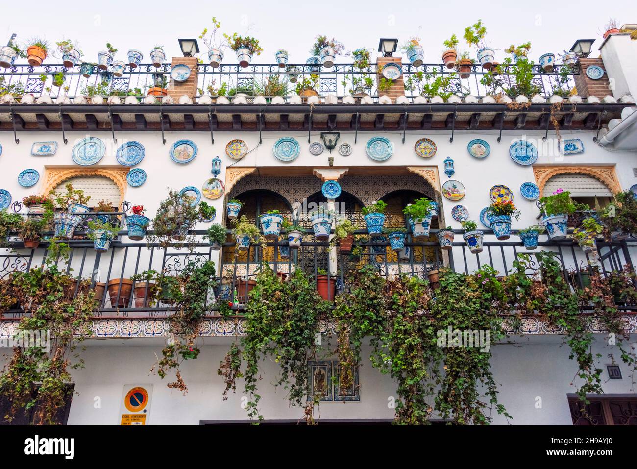 Maison arabe décorée avec des pots de fleurs et des assiettes colorées, Grenade, province de Grenade, Communauté autonome d'Andalousie, Espagne Banque D'Images