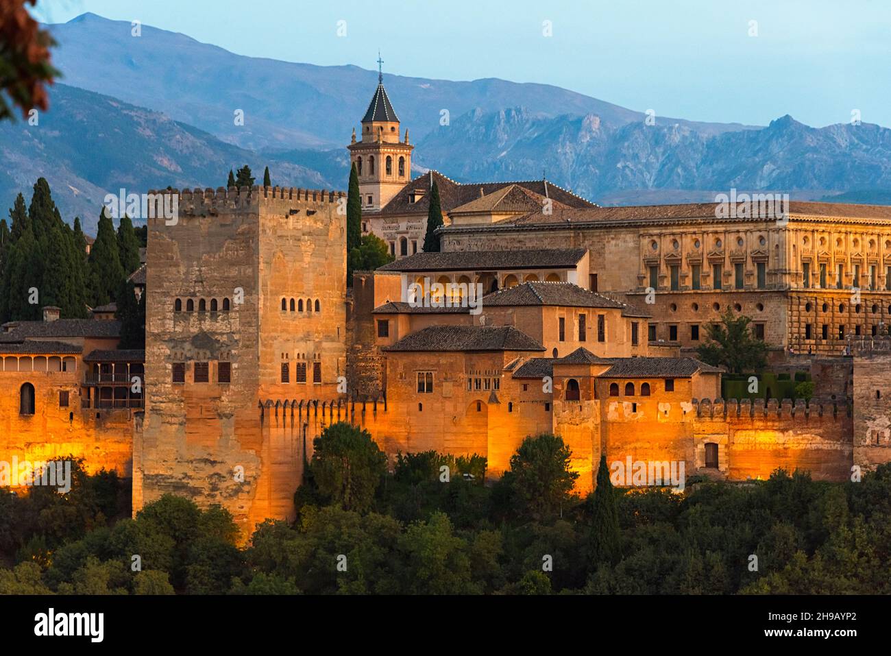 Palais de l'Alhambra et complexe forteresse au crépuscule, Grenade, province de Grenade, Communauté autonome d'Andalousie, Espagne Banque D'Images