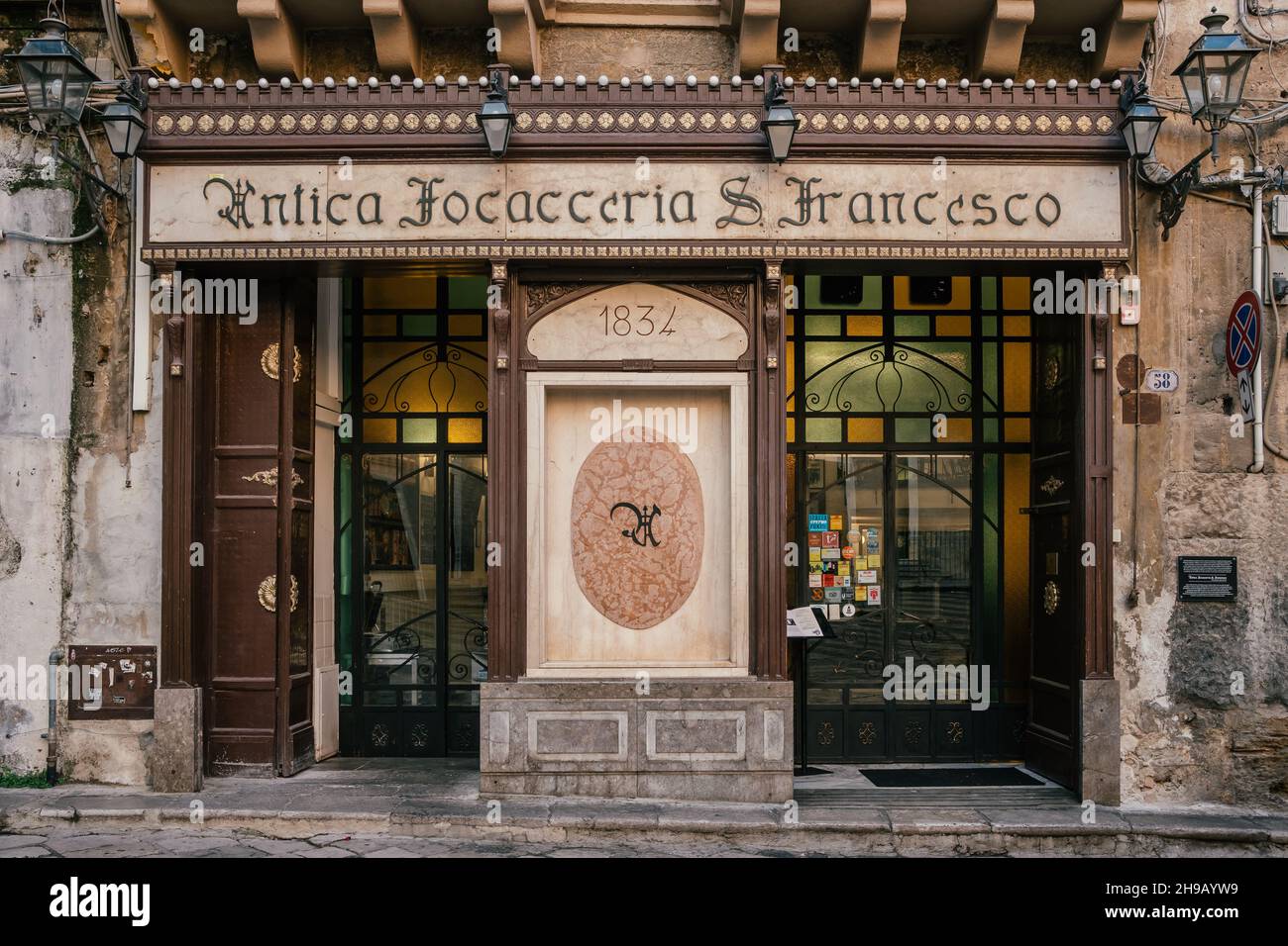 Entrée au restaurant Antica Focacceria San Francesco avec cuisine sicilienne typique. Banque D'Images