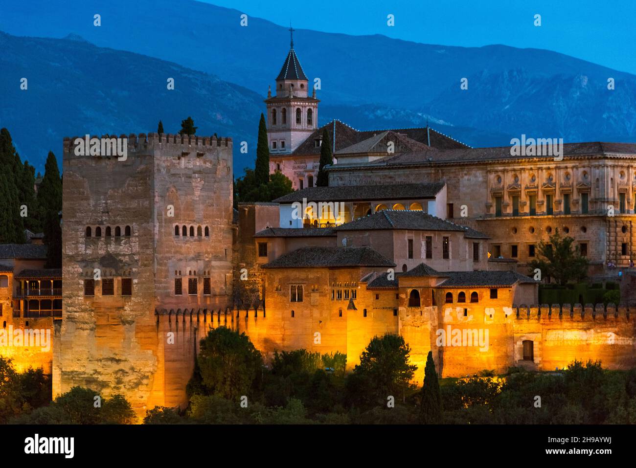 Palais de l'Alhambra et complexe forteresse au crépuscule, Grenade, province de Grenade, Communauté autonome d'Andalousie, Espagne Banque D'Images