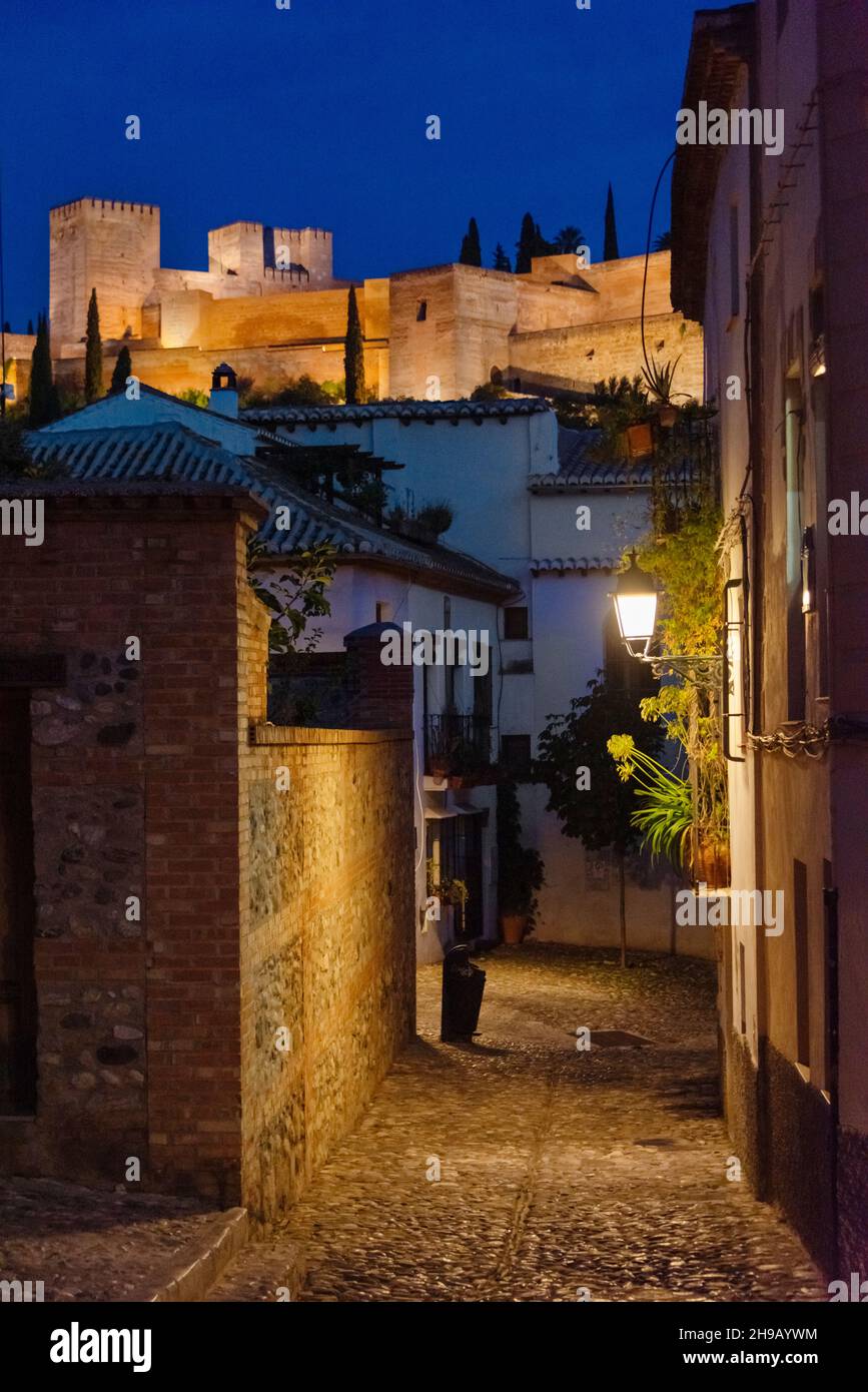 Vue nocturne de l'Albaicin, le vieux quartier arabe avec les tours de fort de l'Alhambra au loin, Grenade, province de Grenade, Communauté autonome d'Andalousie, Banque D'Images
