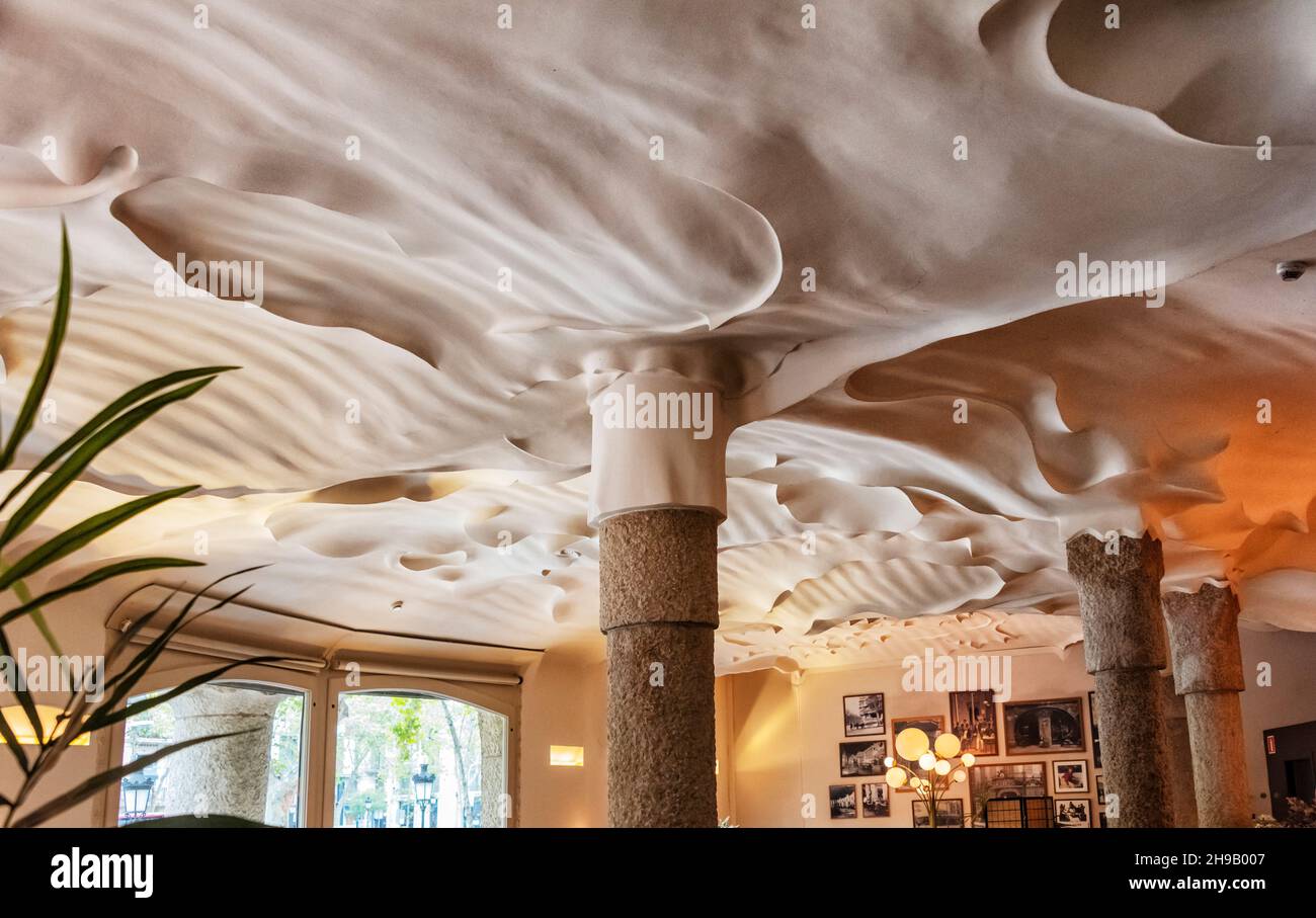 Plafond d'un café à l'intérieur de Casa Mila par Gaudi, Barcelone, province de Barcelone, Communauté autonome de Catalogne, Espagne Banque D'Images