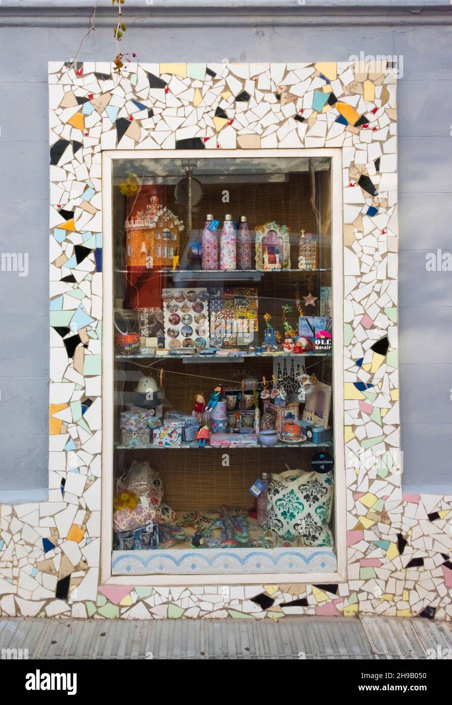 Vitrine de la boutique décorée de mosaïques, Barcelone, province de Barcelone, Communauté autonome de Catalogne, Espagne Banque D'Images