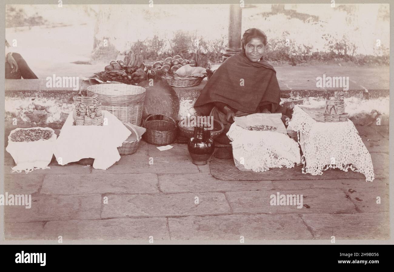 Femme indigène mexicaine vendant de l'artisanat dans un marché, Old Mexico1898, photographes Mayo & Weed Banque D'Images