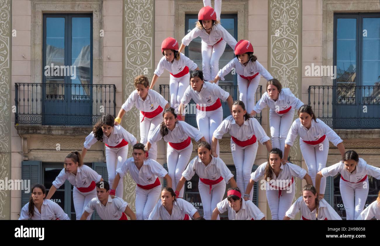 Représentation des Castellers (tour humaine) célébrant la Merce, Barcelone, province de Barcelone, Communauté autonome de Catalogne, Espagne Banque D'Images
