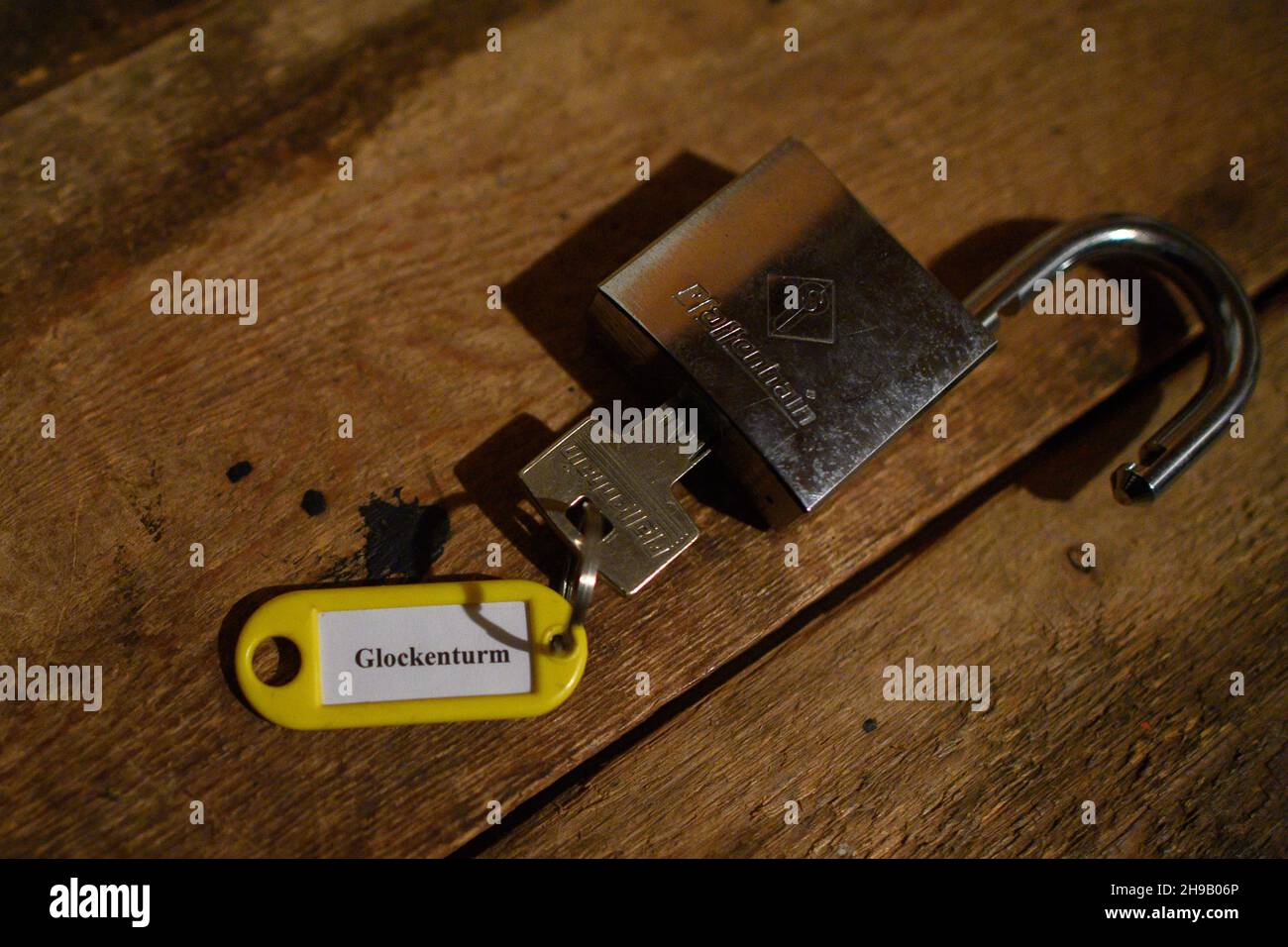 Magdebourg, Allemagne.1er décembre 2021.'Glockenturm' est écrit sur un panneau accroché à une clé qui se trouve dans le clocher.Depuis le 01 décembre 2021, les chants de Noël sont joués par un musicien au-dessus du marché de Noël.Le musicien est assis dans le clocher et joue le carillon, un carillon qui déplace les cloches individuelles au moyen de poignées métalliques.L'instrument a été construit par la fonderie de cloches Apolda et inauguré en 1974.Les chants de Noël joués manuellement jusqu'à la veille de Noël sont toujours les mercredis de 5:15 à 5:45.Credit: Klaus-Dietmar Gabbert/dpa-Zentralbild/ZB/dpa/Alay Live News Banque D'Images