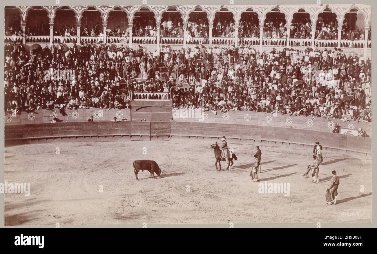 Des gens qui regardent une corrida au Mexique, le vieux Mexico1898, les photographes Mayo & Weed Banque D'Images