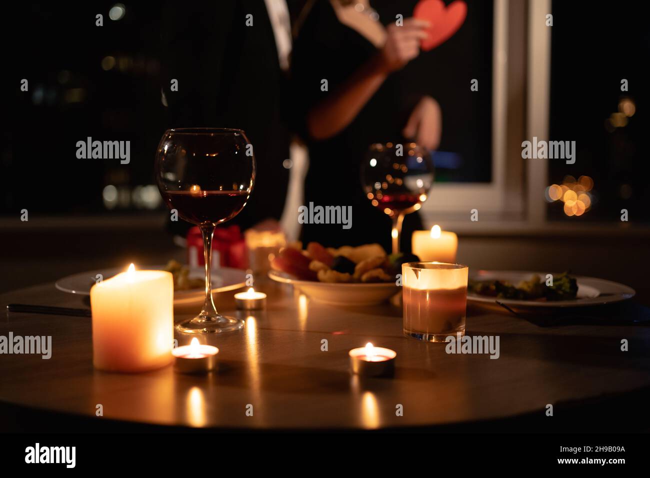 Dîner romantique, vin rouge dans des verres et des bougies, date pour deux, soirée de la Saint-Valentin Banque D'Images