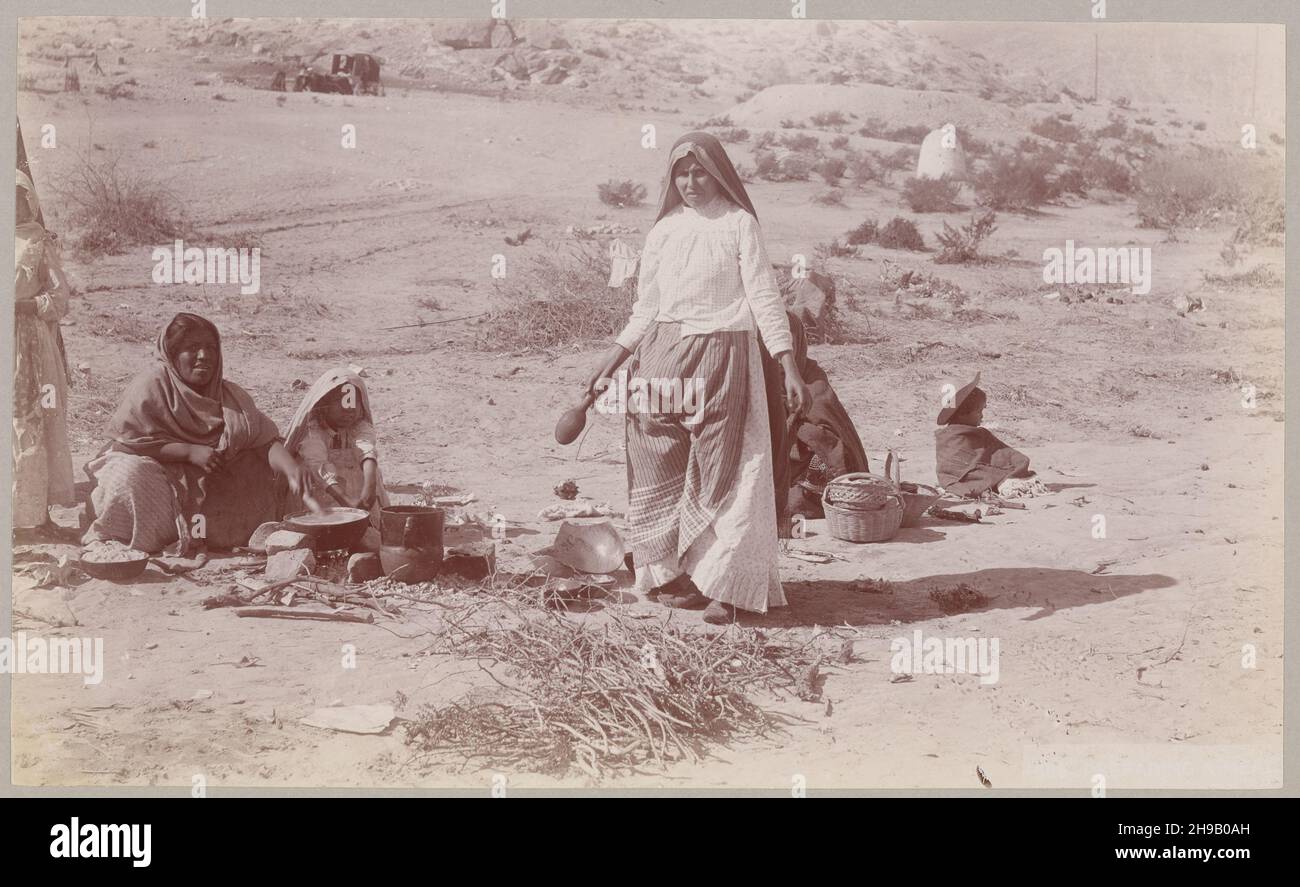 Groupe de femmes indigènes mexicaines cuisant de la nourriture en plein air, Old Mexico1898, Mayo & Weed photographes Banque D'Images