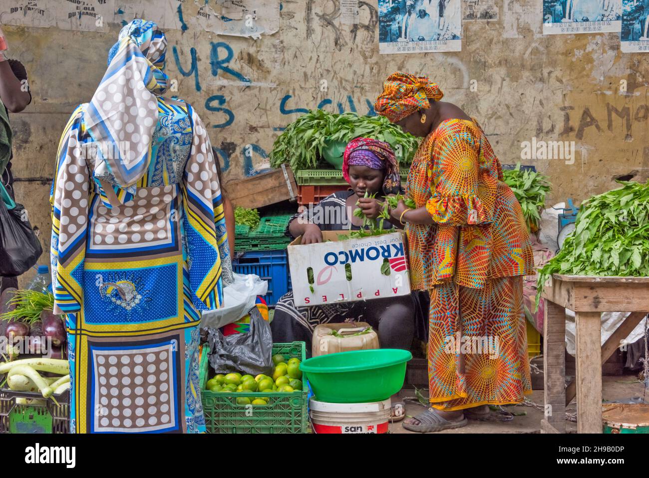 Vente de fruits et légumes au marché de Tilen, Dakar, Sénégal Banque D'Images