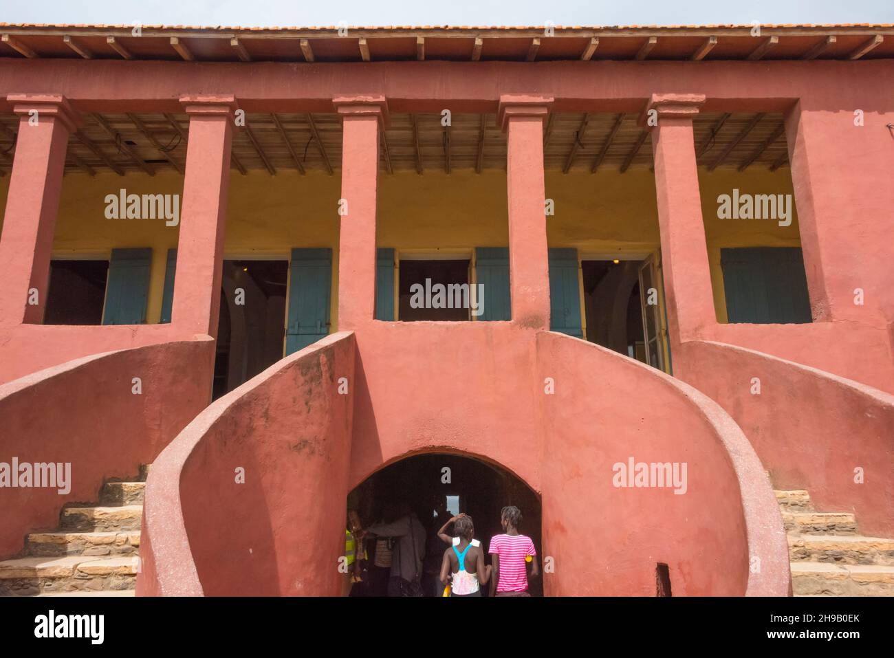 Touristes à l'intérieur de la Maison des esclaves, musée et mémorial au commerce des esclaves de l'Atlantique sur l'île de Goree, site du patrimoine mondial de l'UNESCO, Dakar, Sénégal Banque D'Images