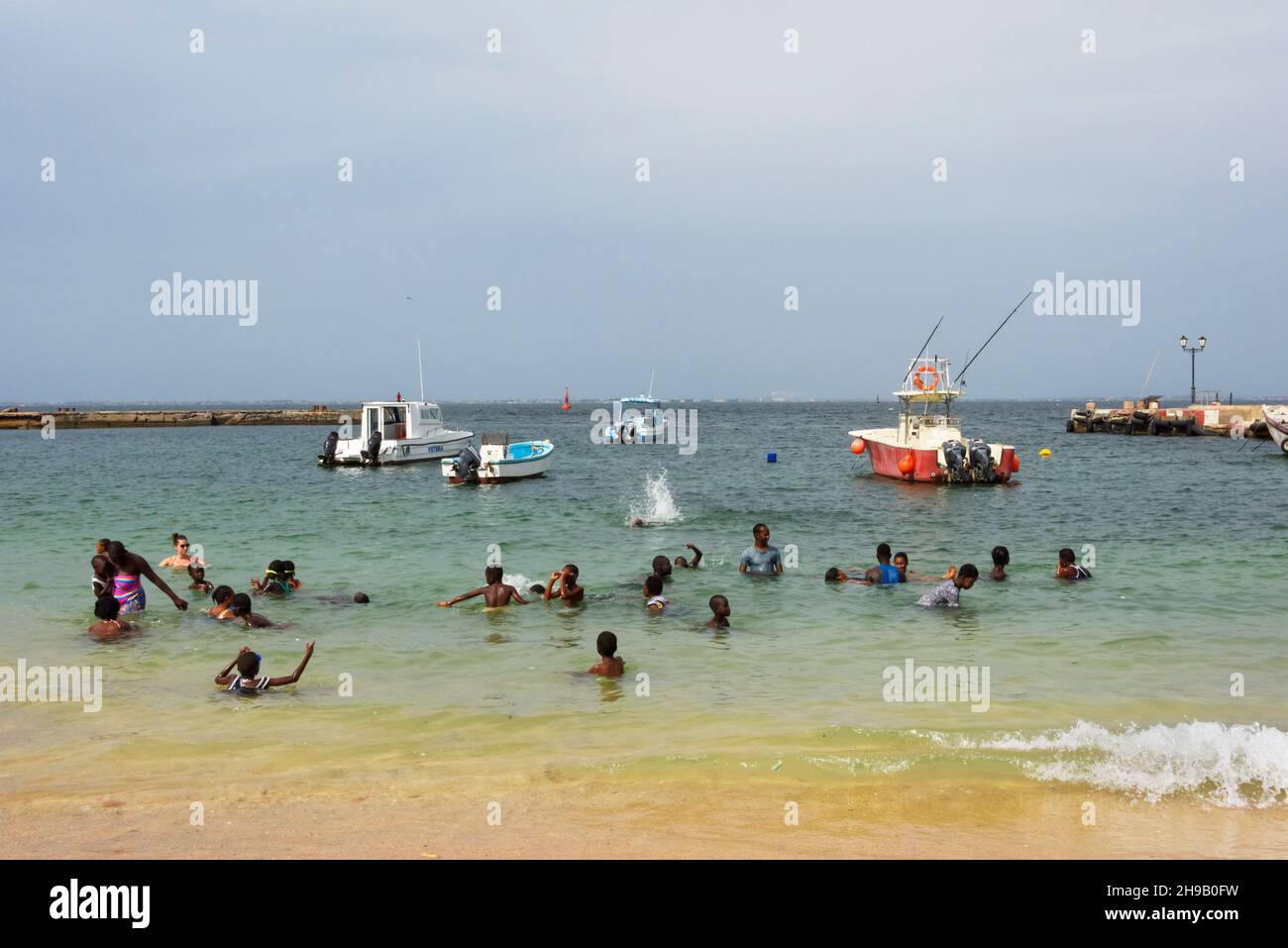 Bateau de pêche dans l'océan et la plage sur l'île de Goree, site classé au patrimoine mondial de l'UNESCO, Dakar, Sénégal Banque D'Images