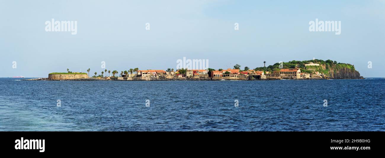 Vue à distance de l'île de Goree, site classé au patrimoine mondial de l'UNESCO, région de Dakar, Sénégal Banque D'Images