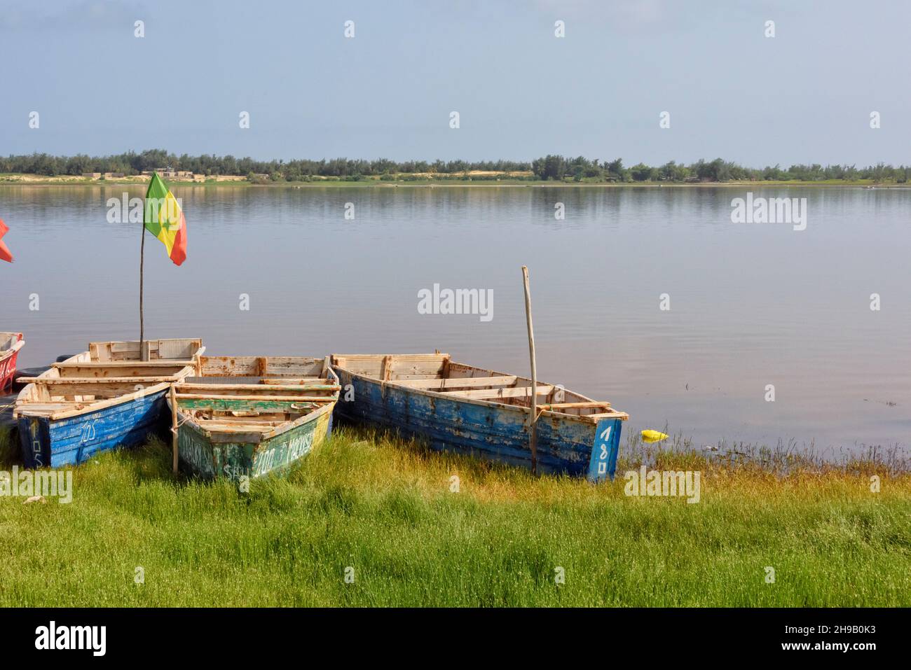 Bateaux sur les rives du lac Retba (Lac Rose), site classé au patrimoine mondial de l'UNESCO, presqu'île du Cap Vert, Sénégal Banque D'Images