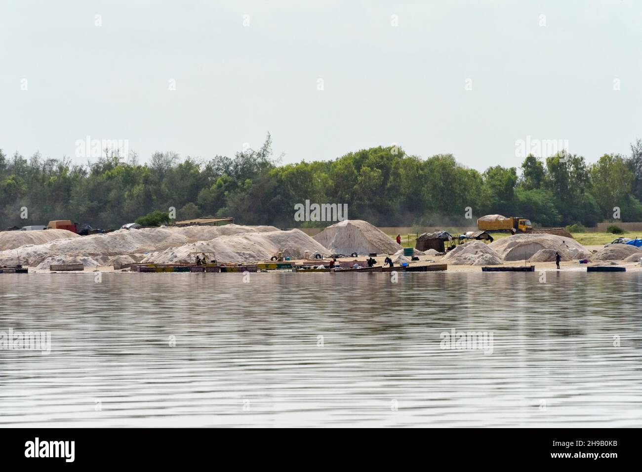 Monticules de sel récoltés sur le lac Retba (lac Pink), site classé au patrimoine mondial de l'UNESCO, péninsule du Cap Vert, Sénégal Banque D'Images