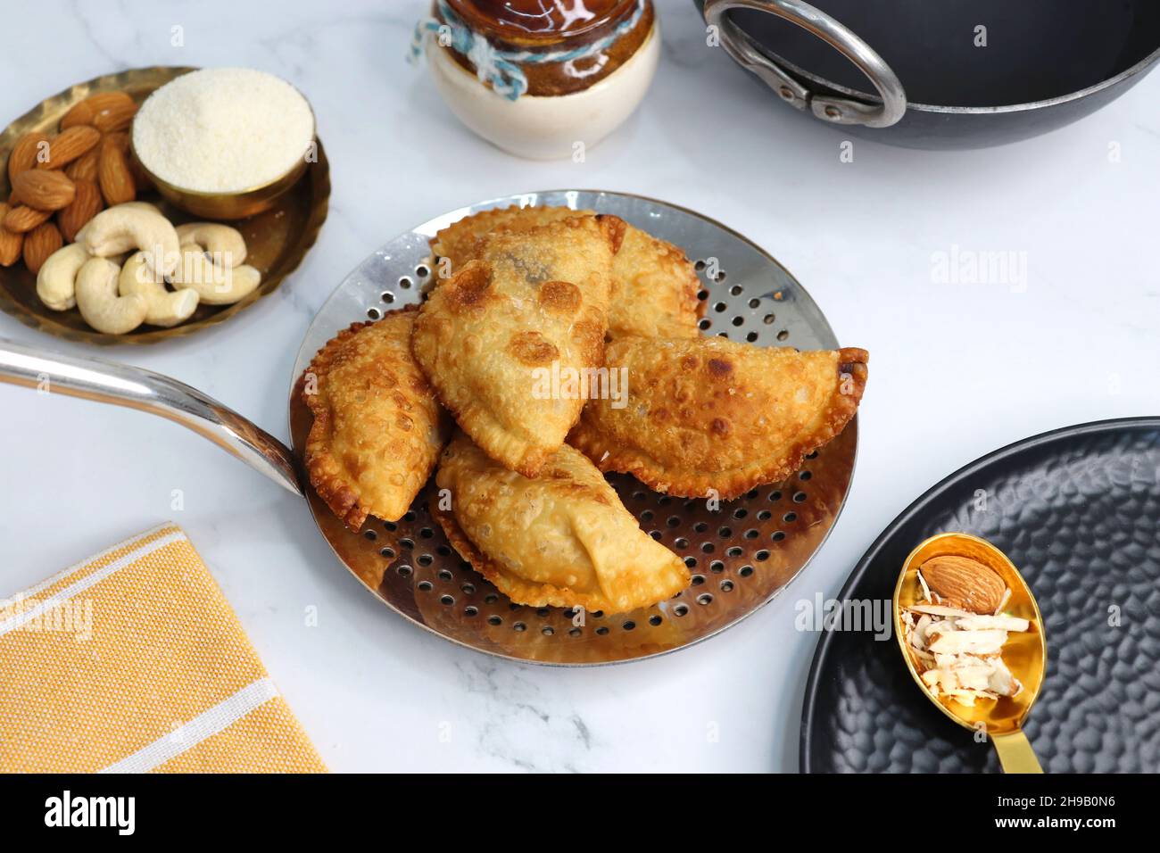 En-cas indien du festival Holi connu sous le nom de Gujia ou Gujiya.Également appelé Karanji dans le Maharashtra, la plupart mangé pendant Diwali.C'est un plat sucré frits. Banque D'Images