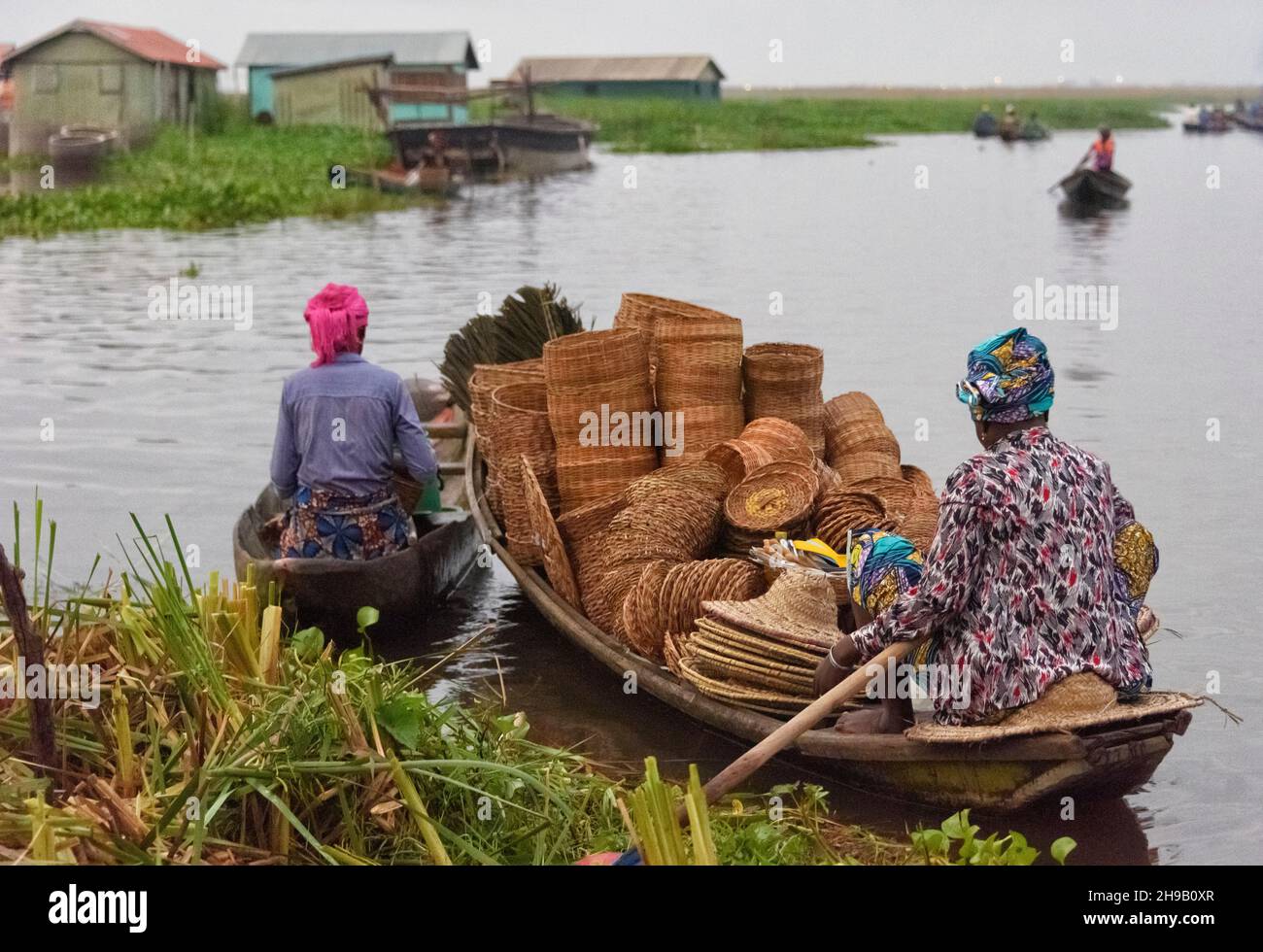 Bateaux sur le lac Nokoue pour le marché du matin, Ganvie, Bénin Banque D'Images